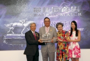 Photo 5ĦB6<br>
Dr Eric Li Ka Cheung, Steward of The Hong Kong Jockey Club, presents the trophy to Mr Howard Liang Yum Shing, Owner of Champion Stayer California Memory. Connections of California Memory join for a group photo after the presentation ceremony.